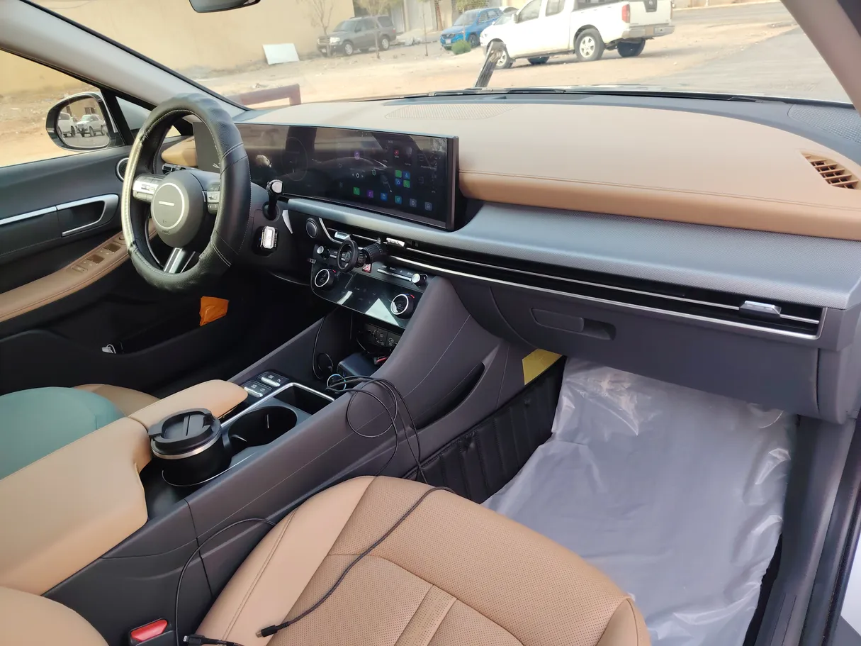 Car image 14