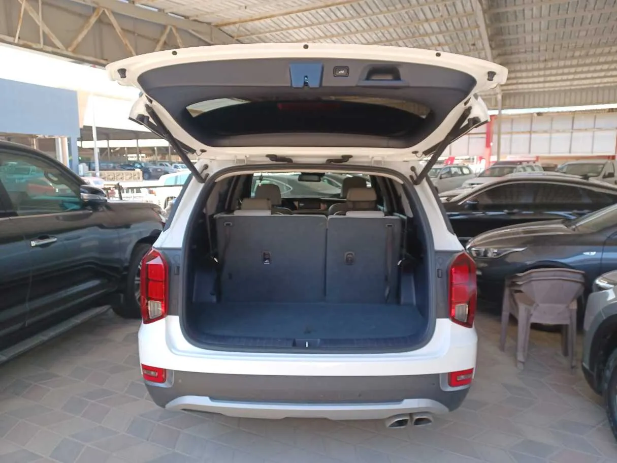 Car image 14
