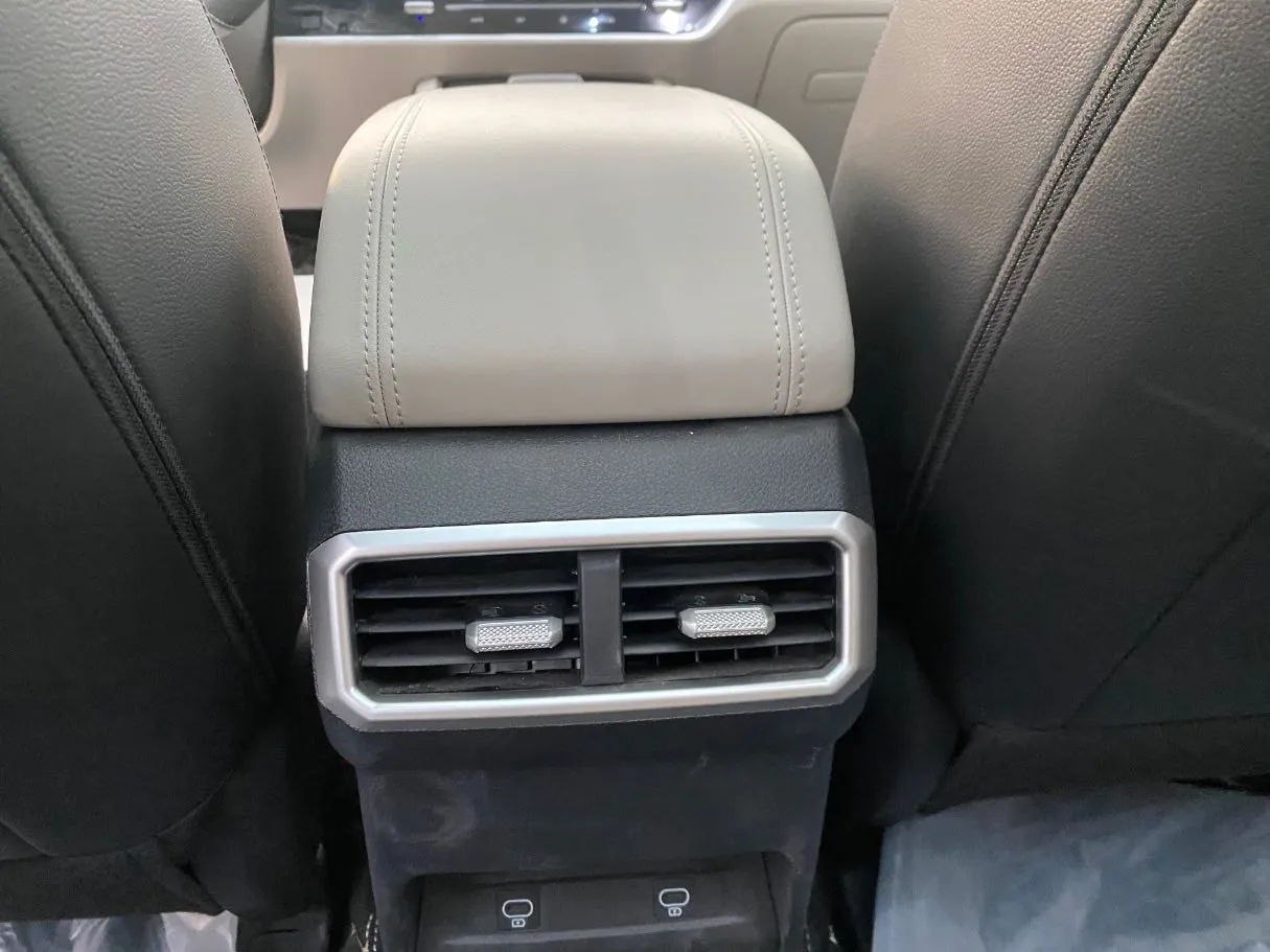 Car image 27