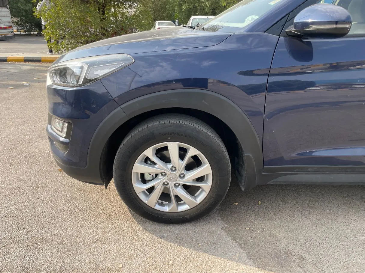 Car image 9
