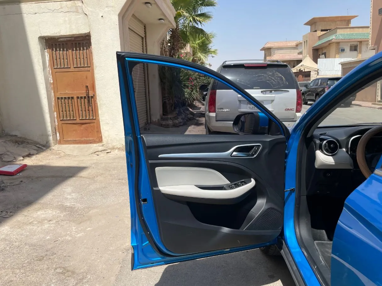 Car image 10