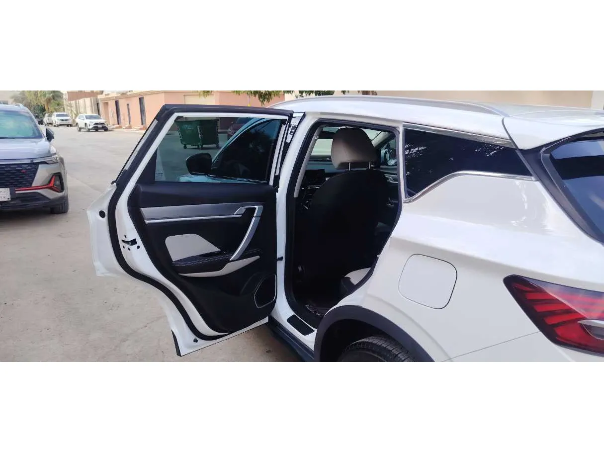Car image 13