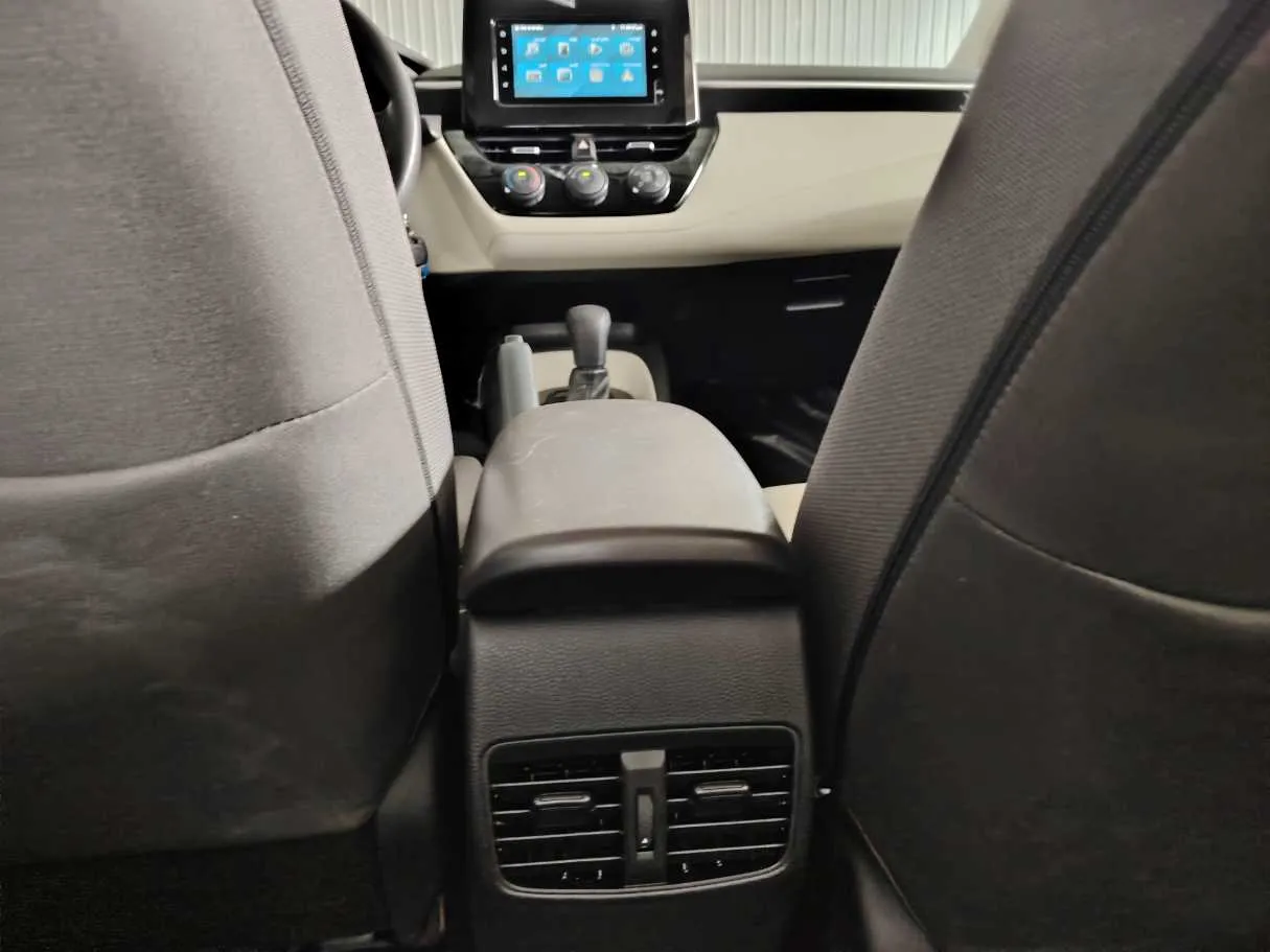 Car image 25