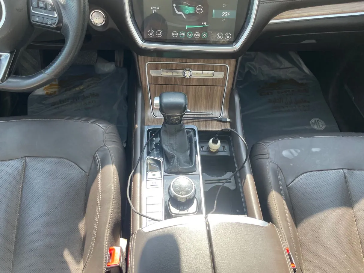 Car image 19