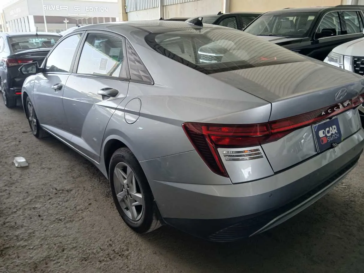 Car image 4