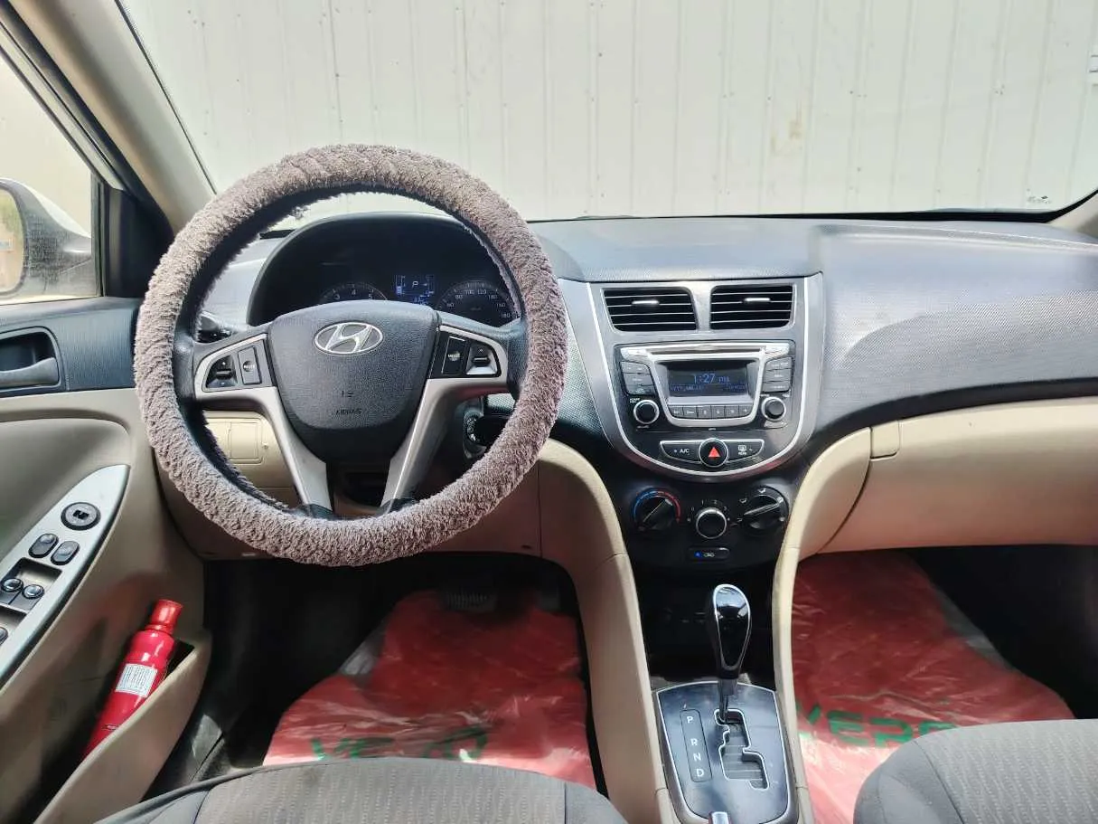 Car image 19