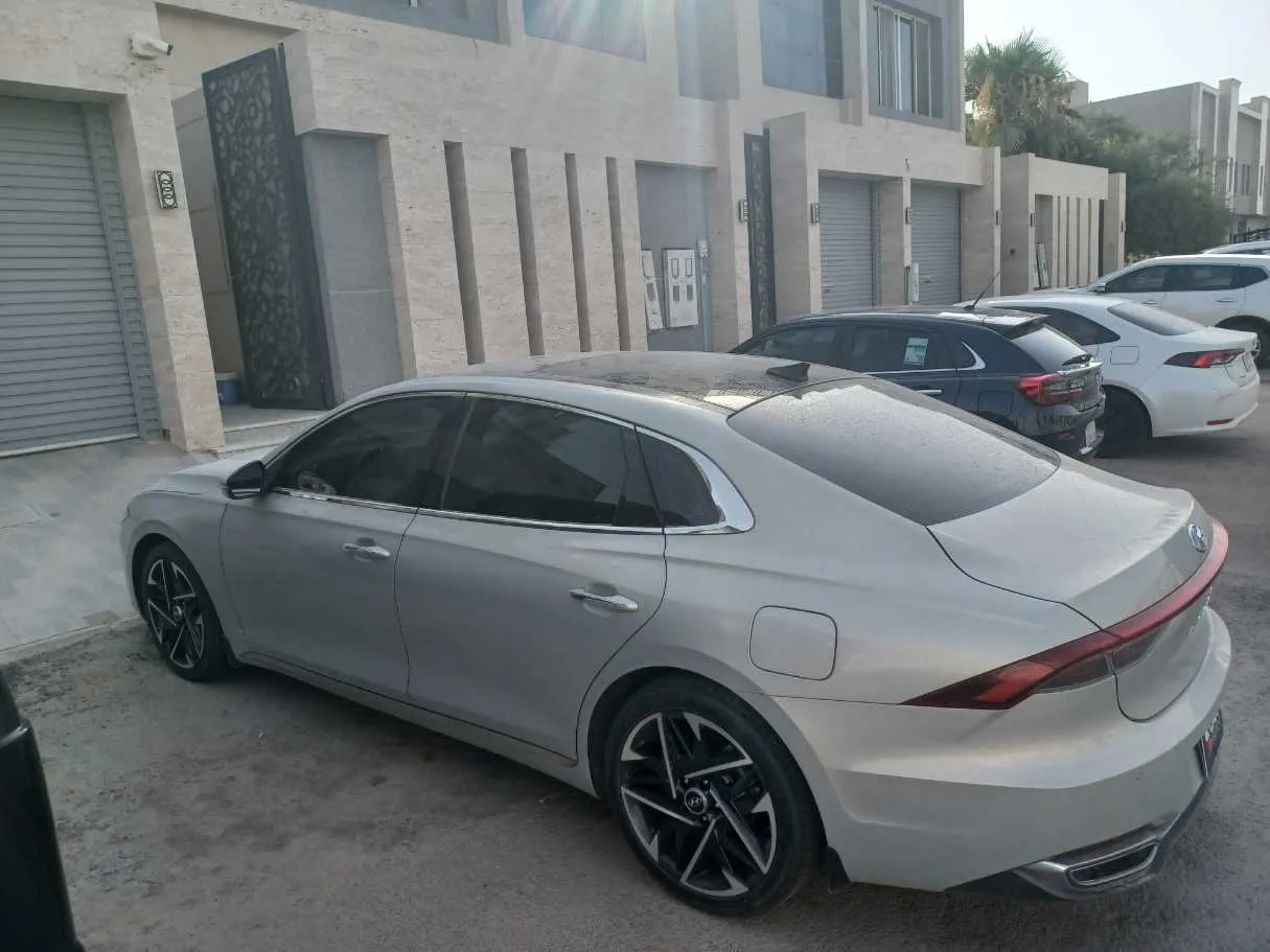 Car image 8
