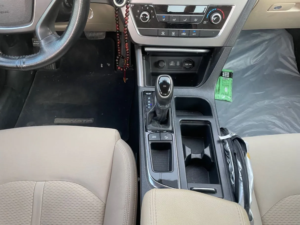 Car image 19