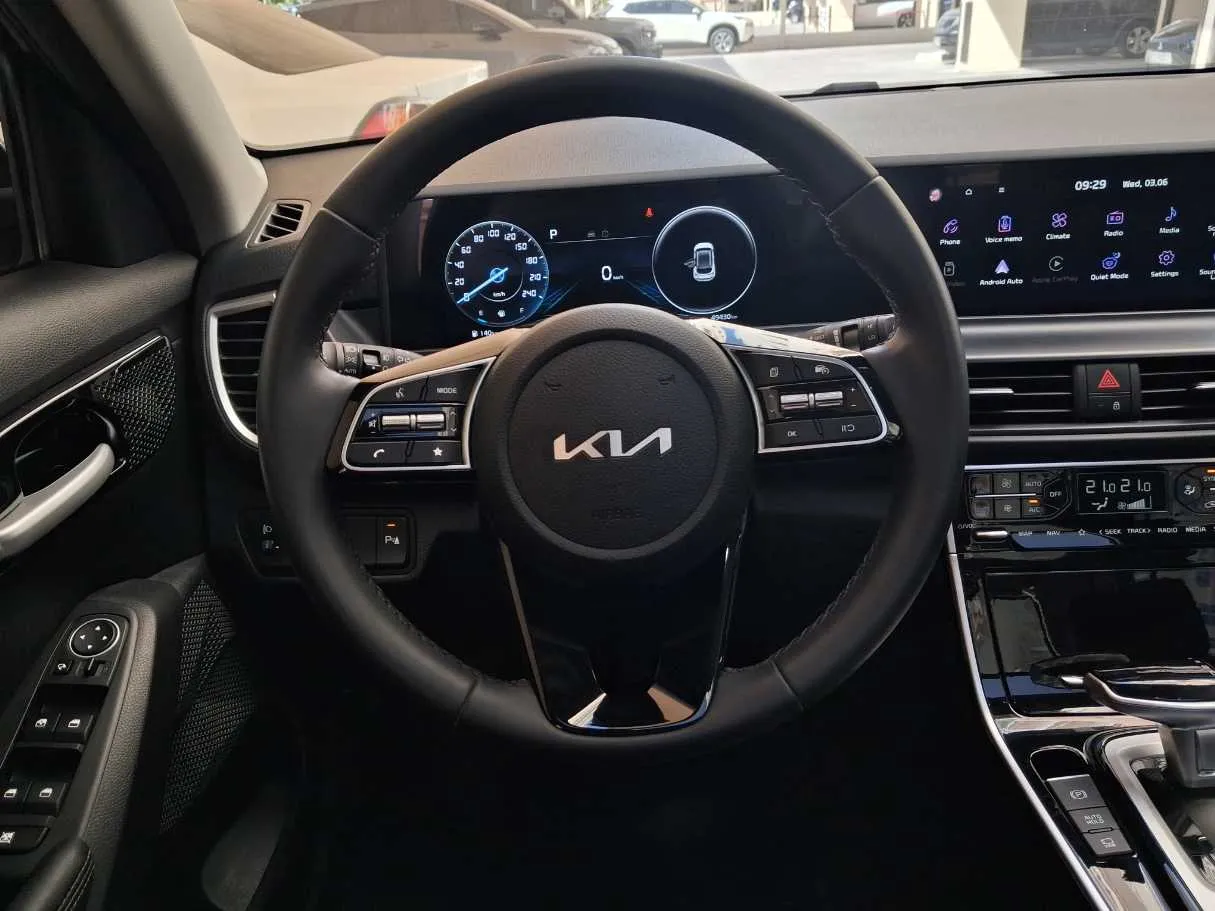 Car image 12