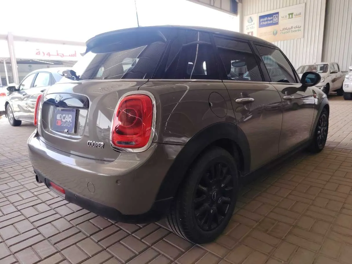 Car image 5