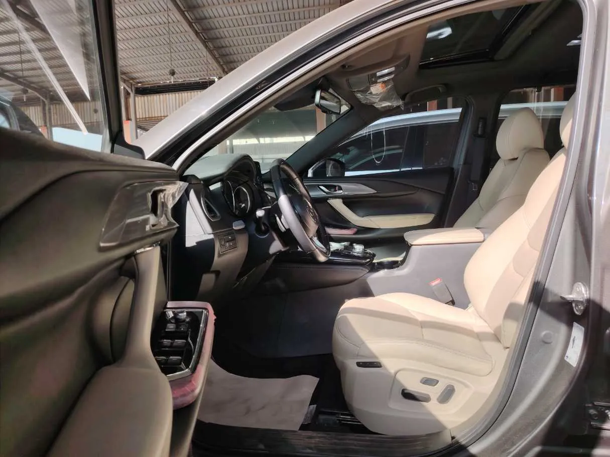 Car image 14