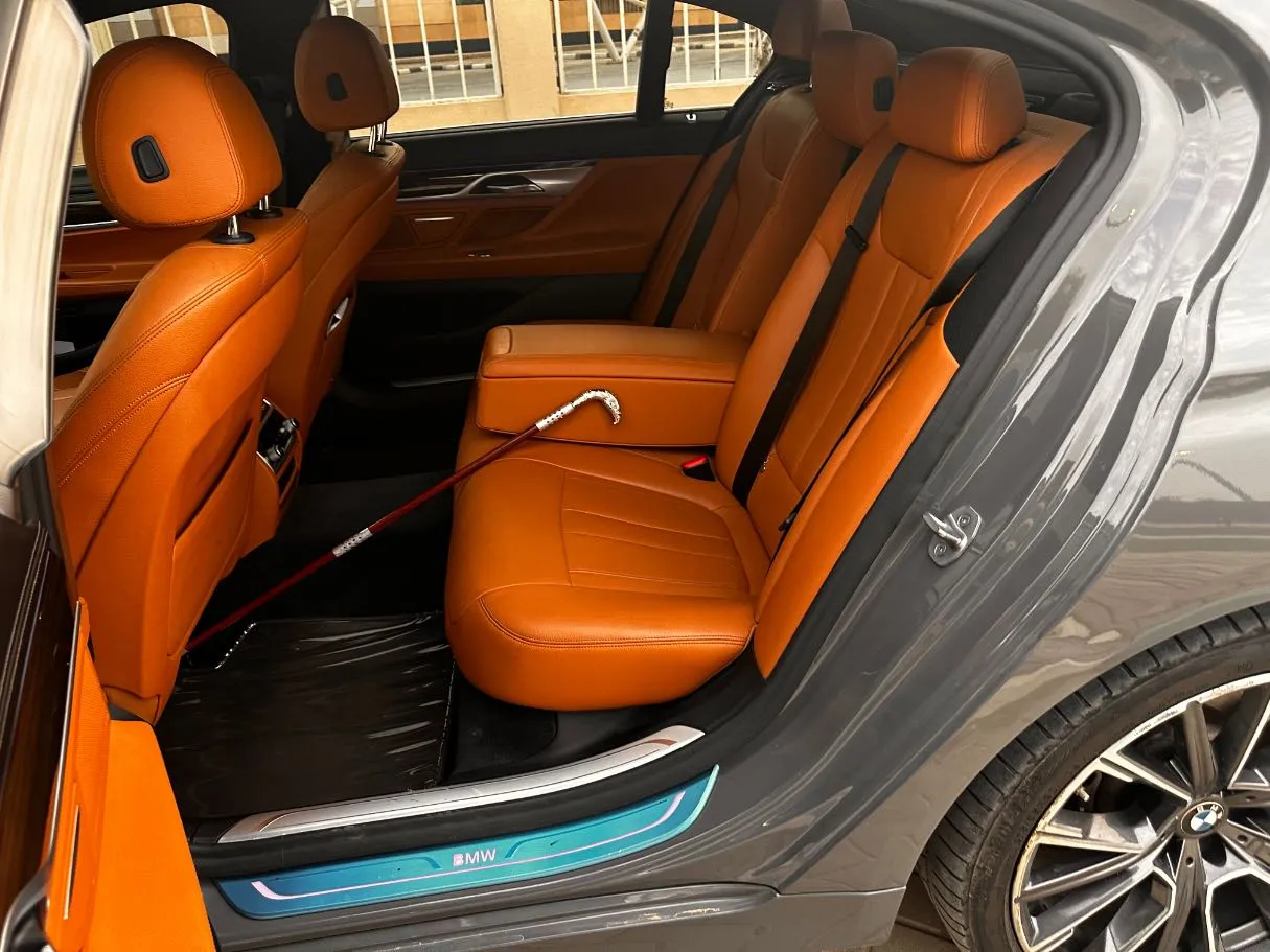 Car image 14