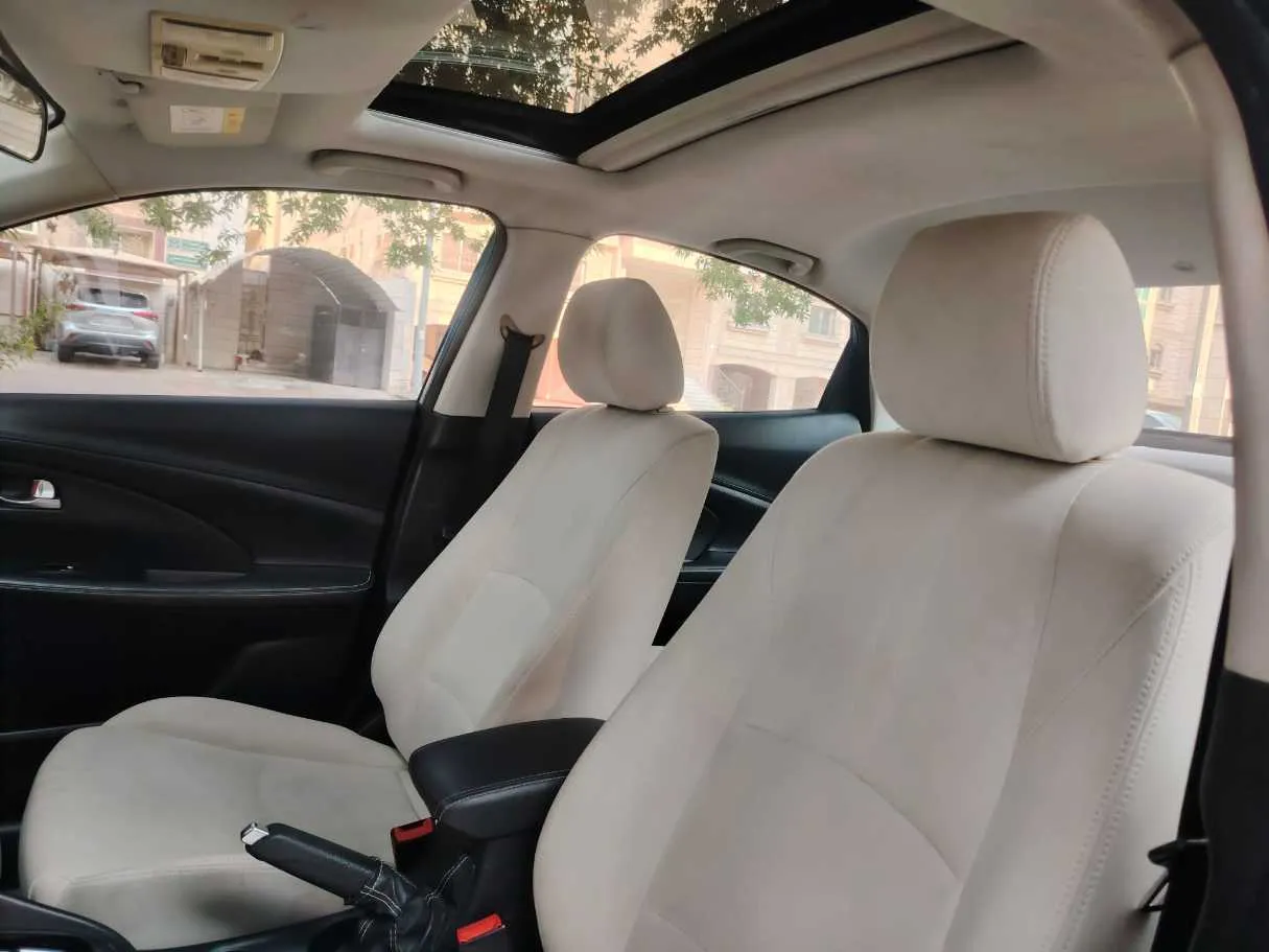Car image 16