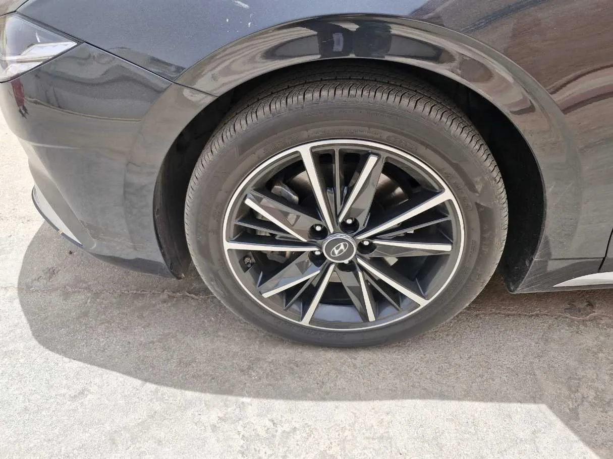 Car image 10