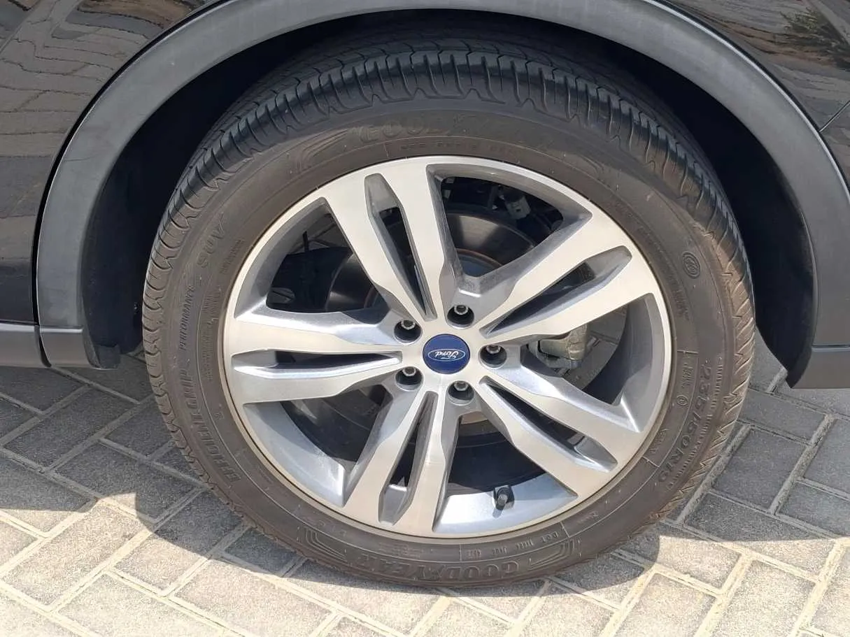 Car image 9