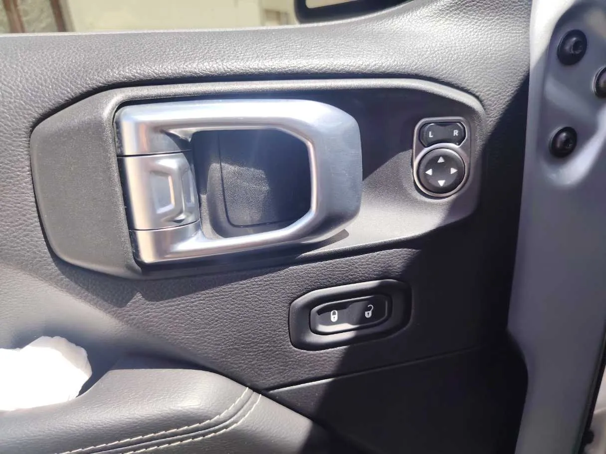 Car image 27