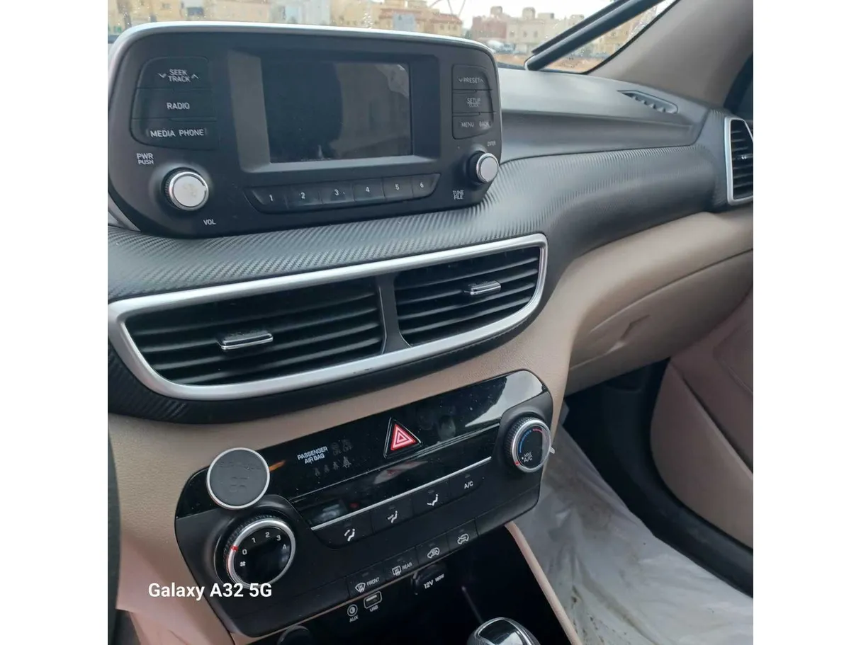 Car image 18