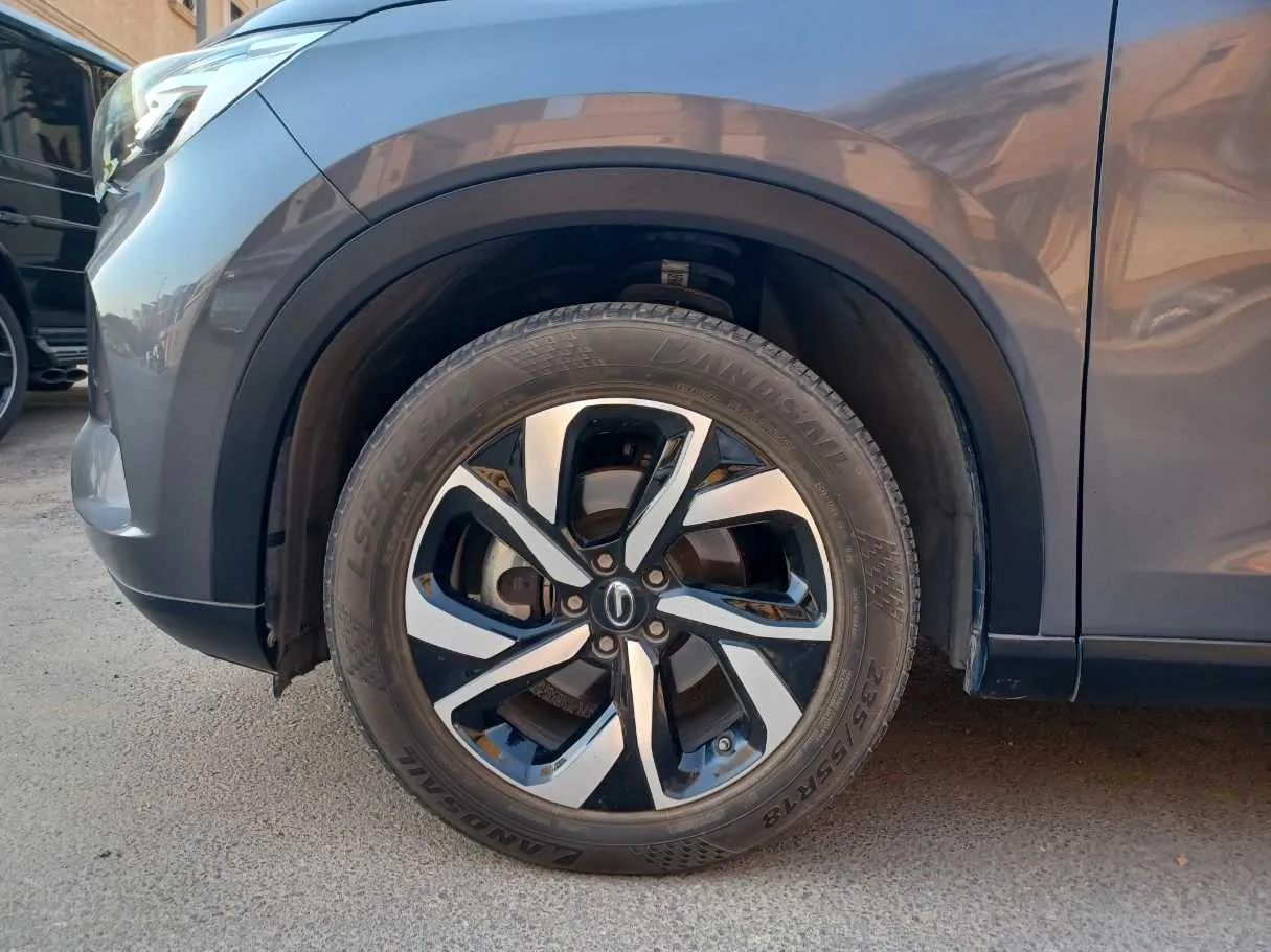 Car image 9