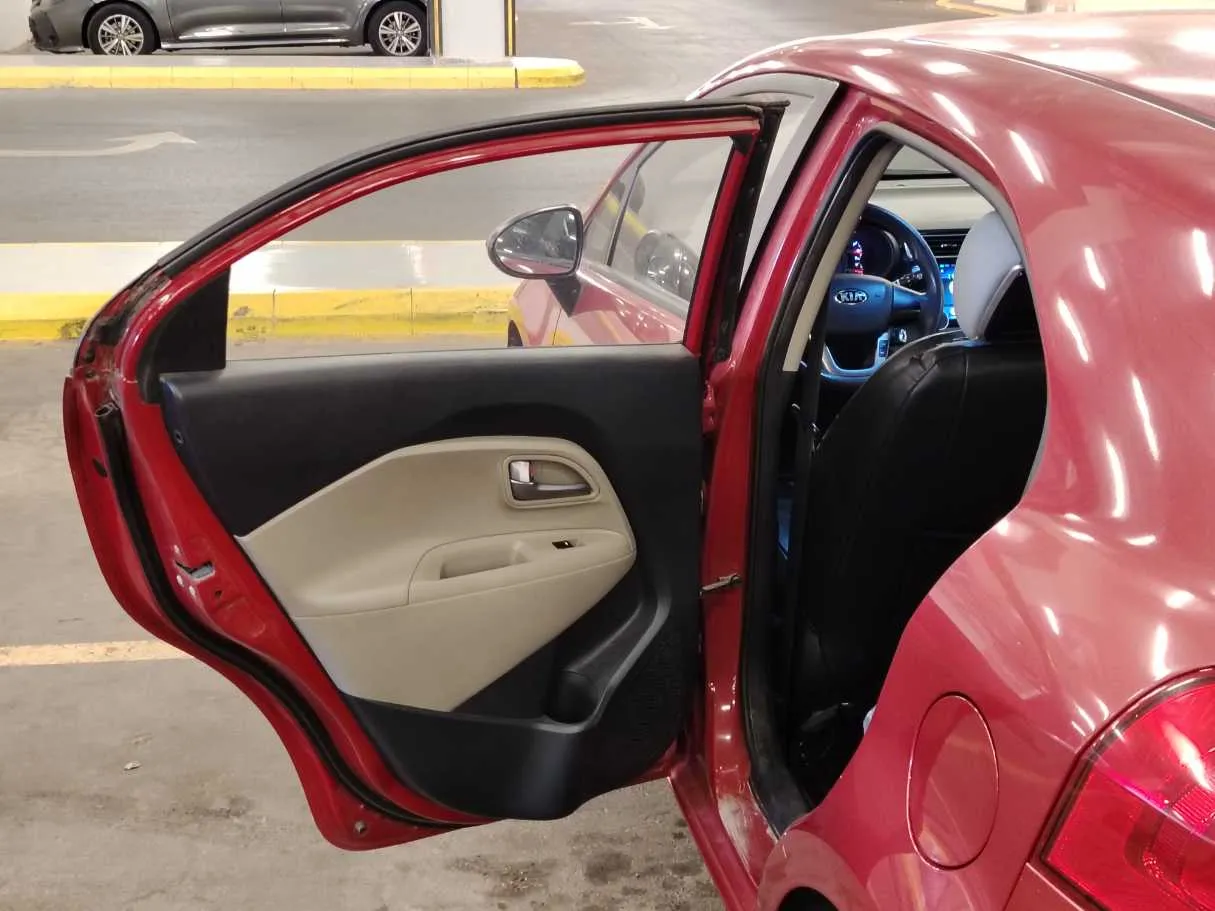 Car image 14