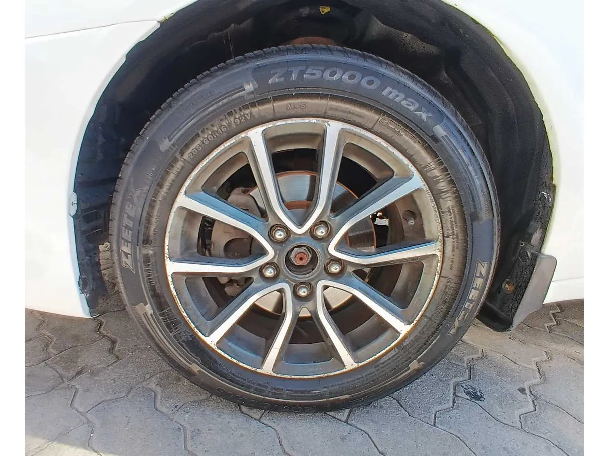 Car image 9