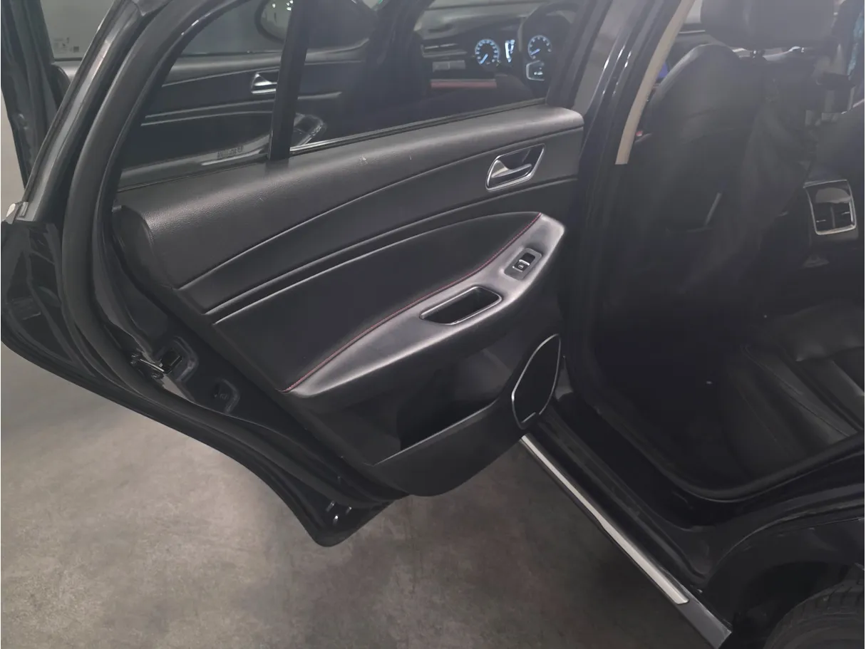 Car image 13