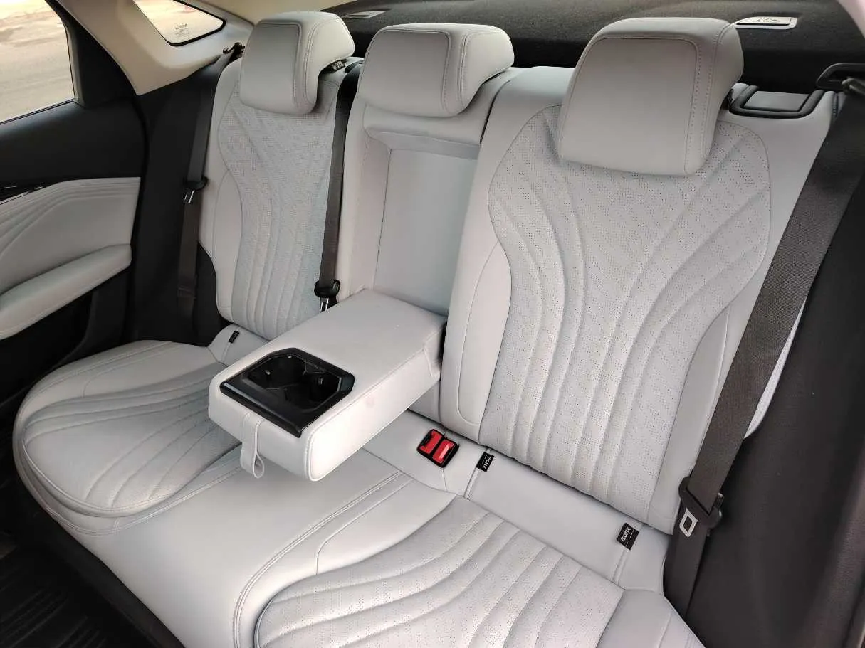 Car image 16
