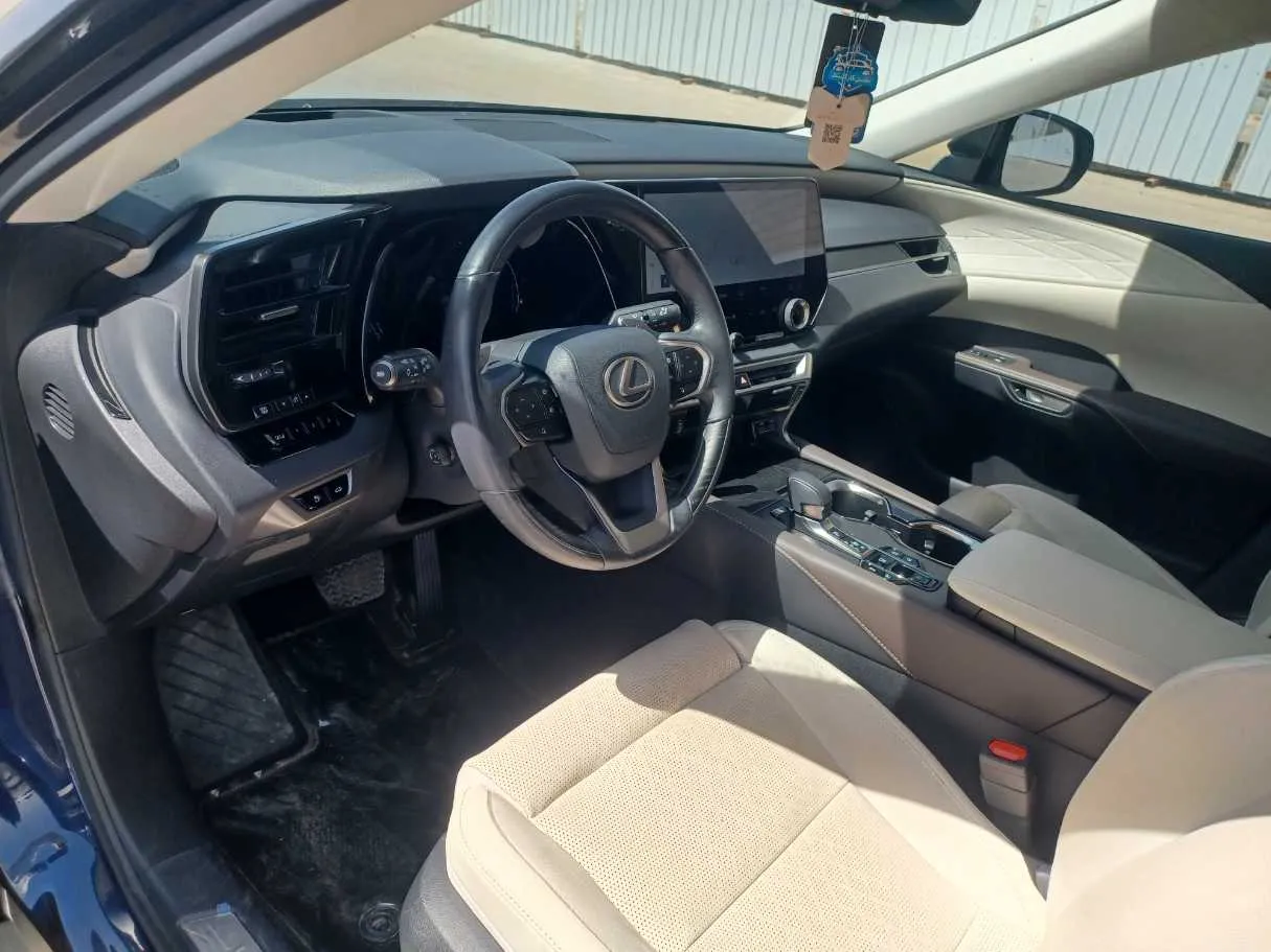 Car image 11