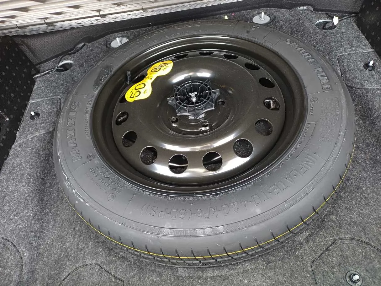 Car image 18