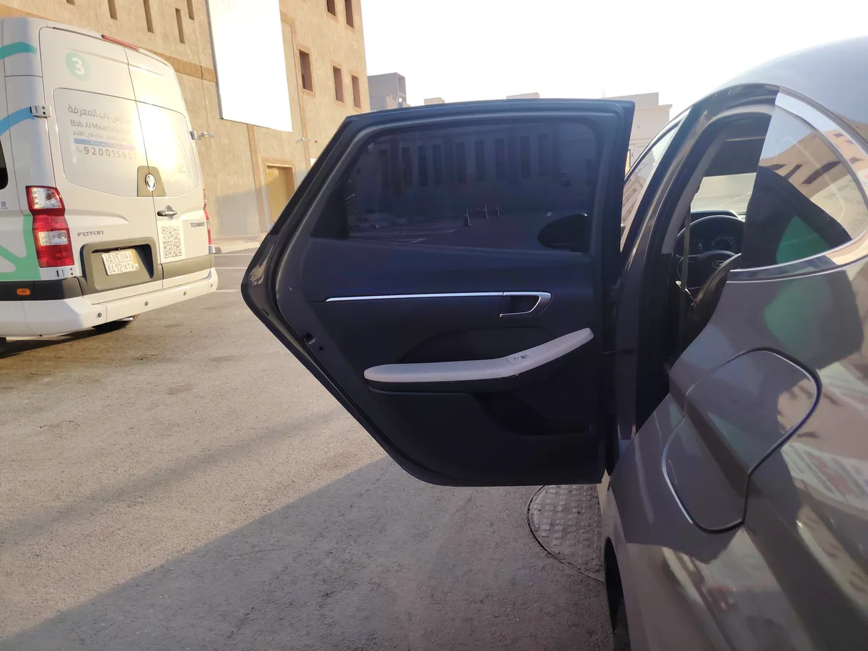 Car image 15