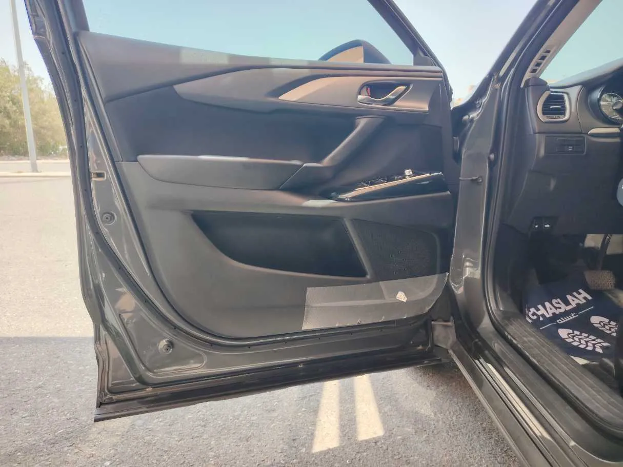 Car image 9