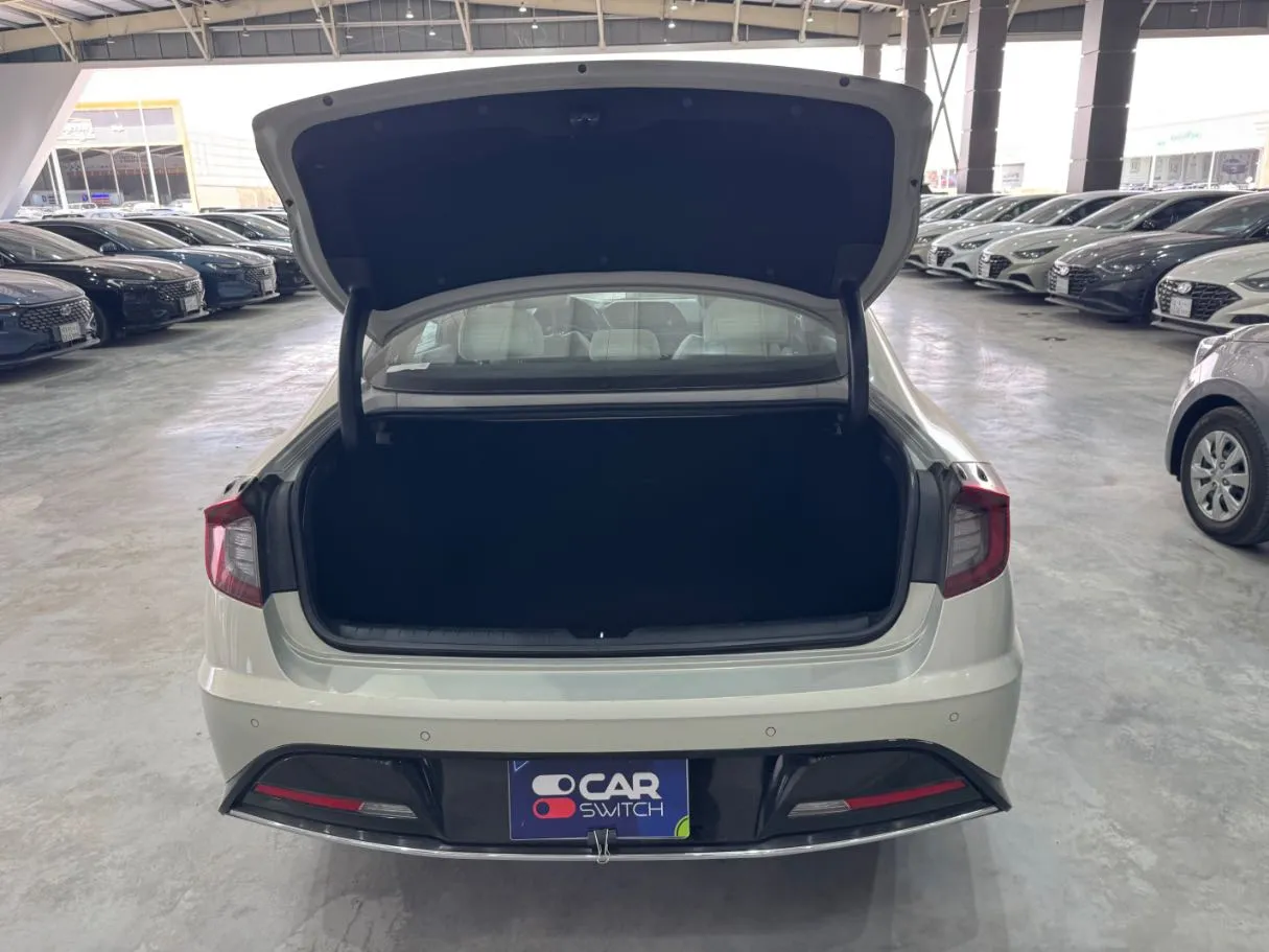 Car image 19
