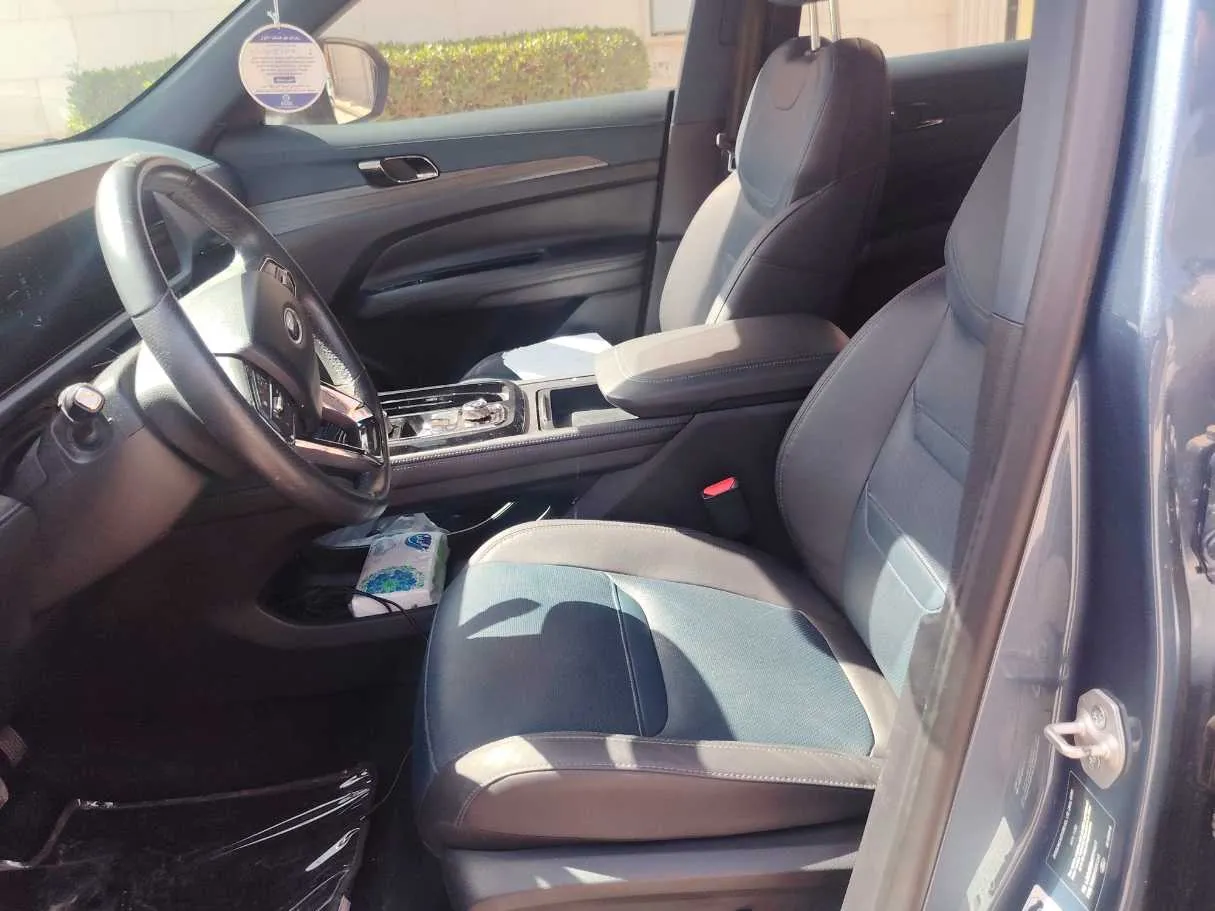 Car image 13