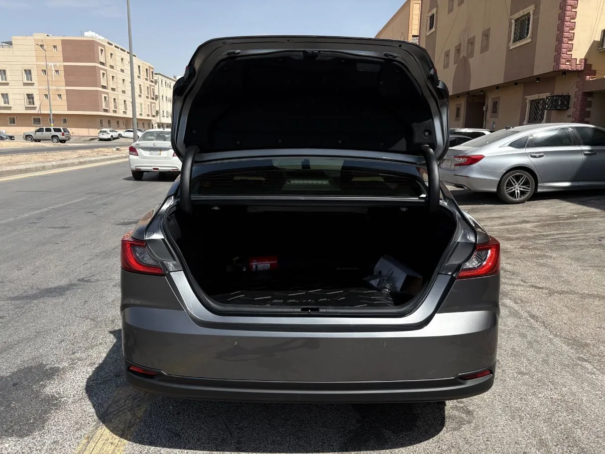 Car image 24