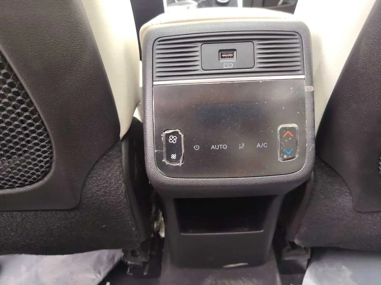 Car image 27