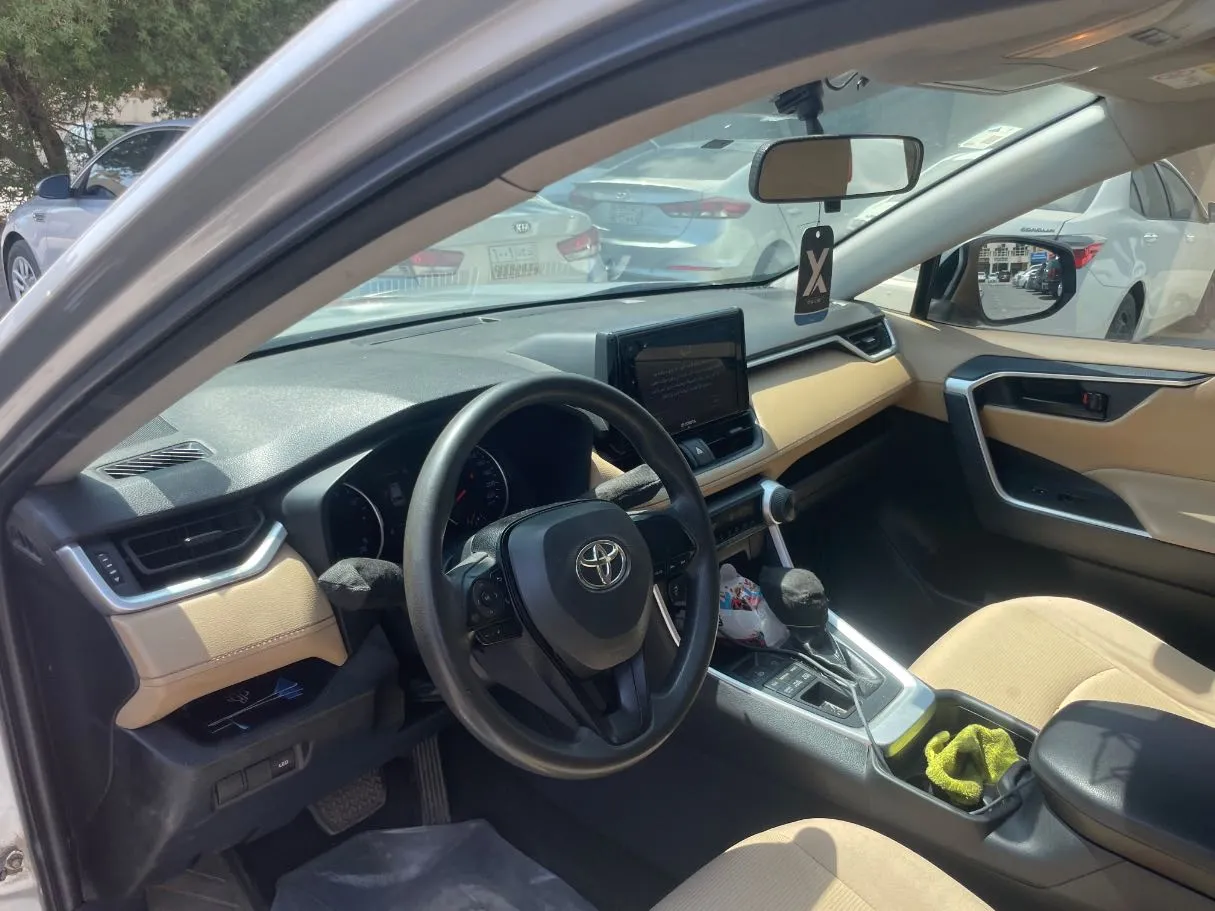 Car image 12