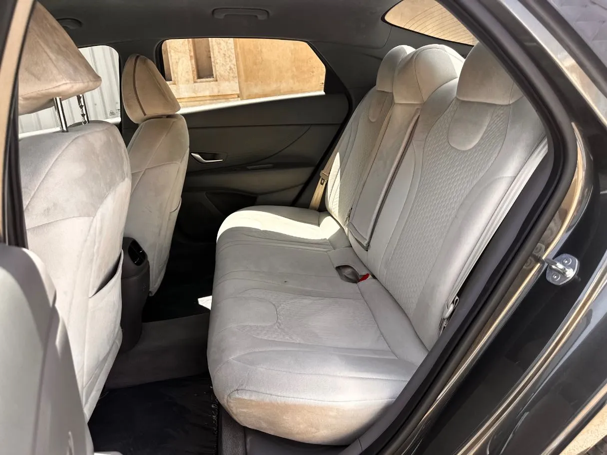 Car image 14