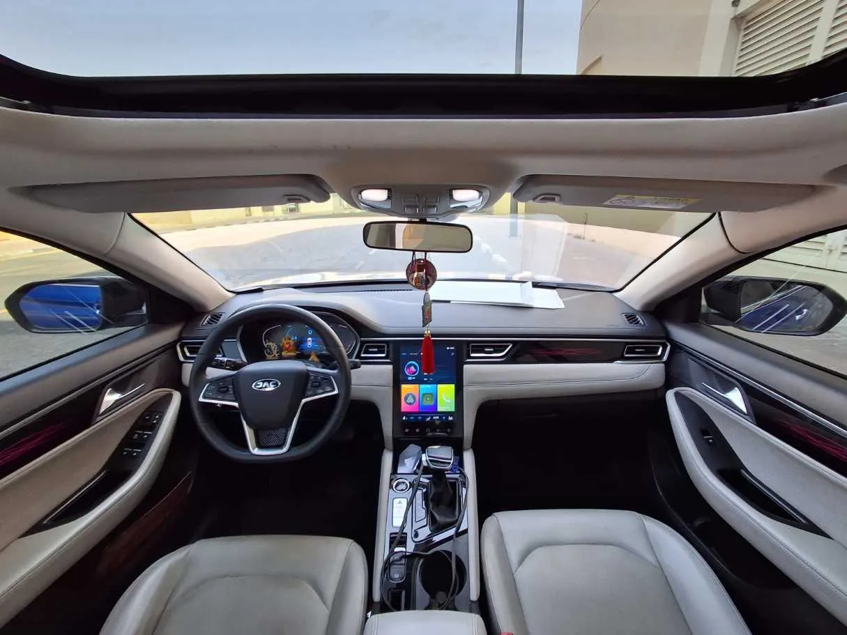 Car image 19