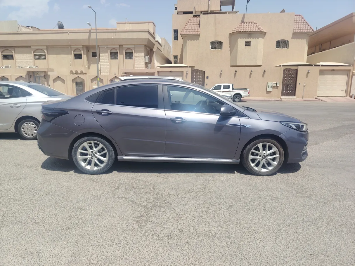 Car image 4