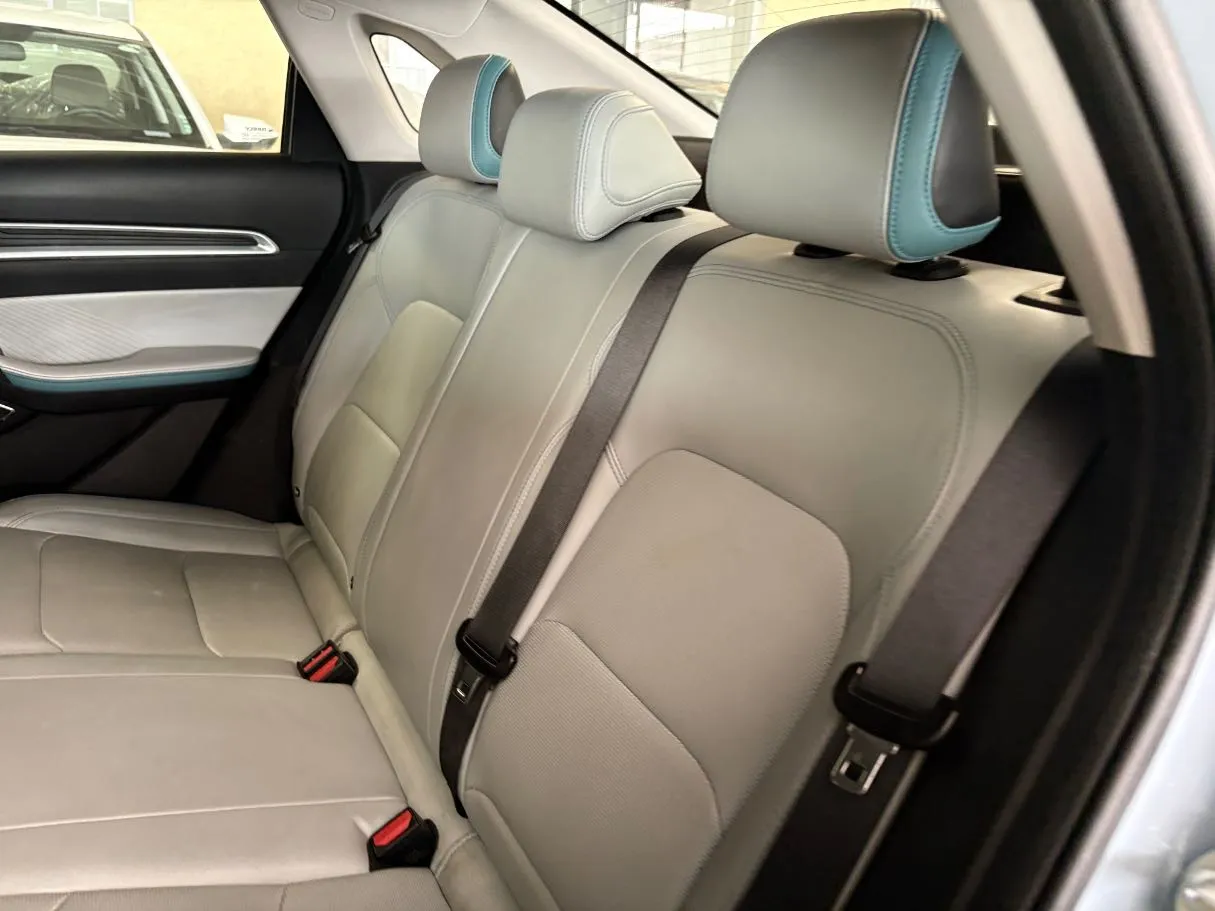 Car image 18