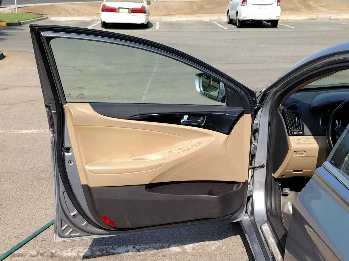 Car image 11