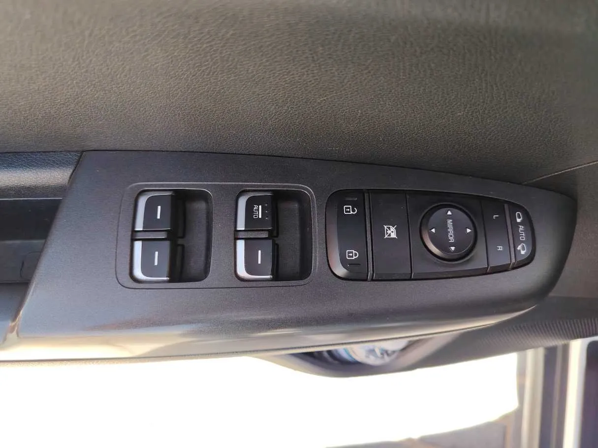 Car image 26