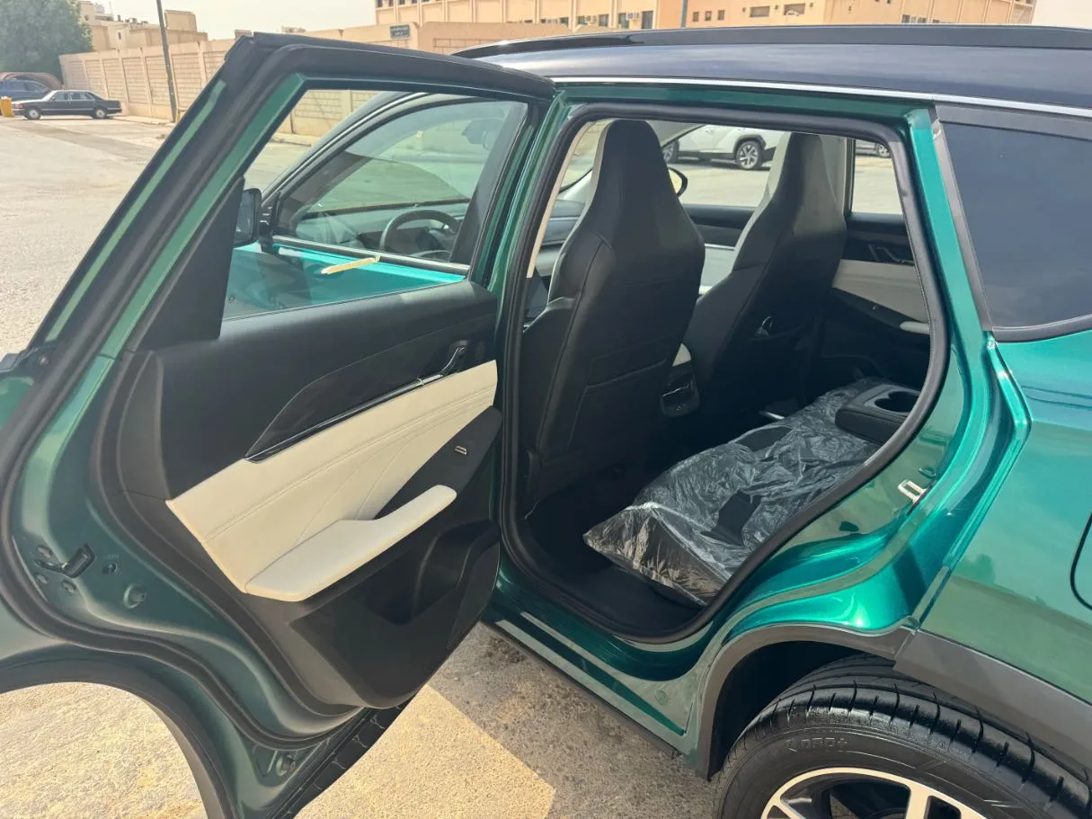 Car image 11
