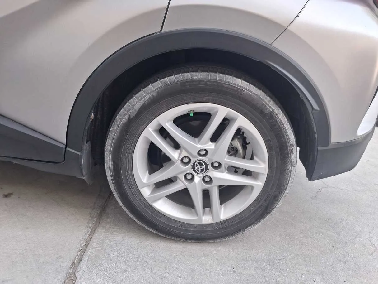 Car image 9