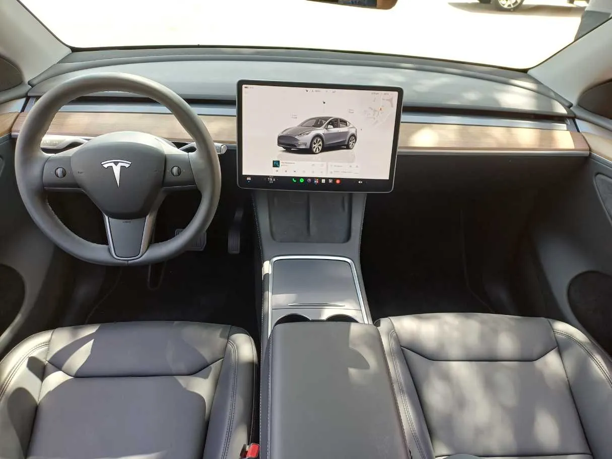 Car image 15