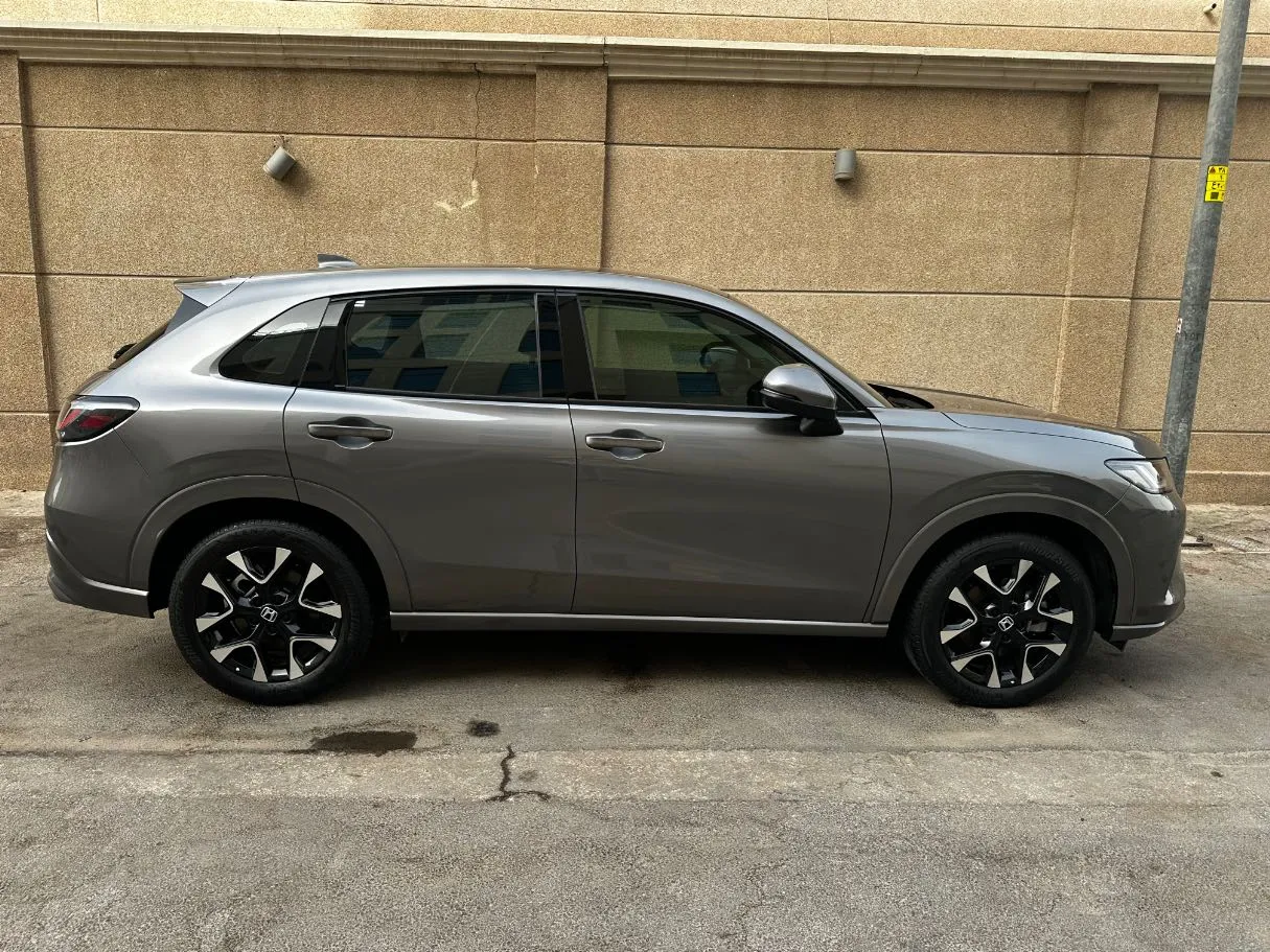 Car image 4