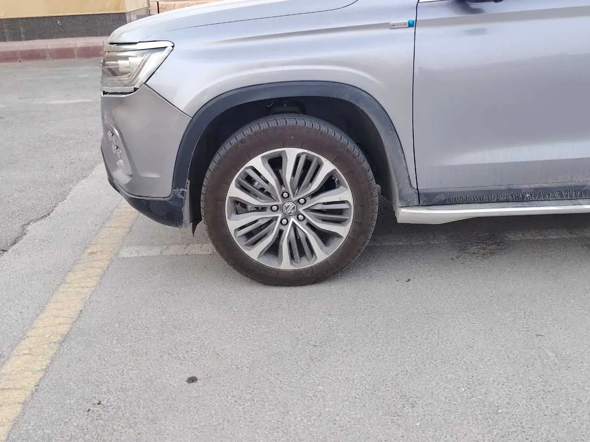 Car image 9