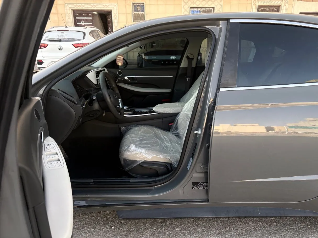 Car image 11