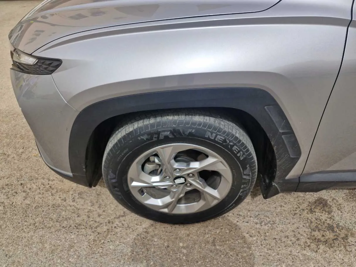 Car image 9