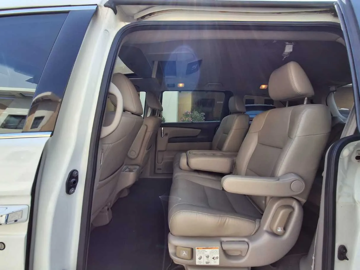 Car image 14