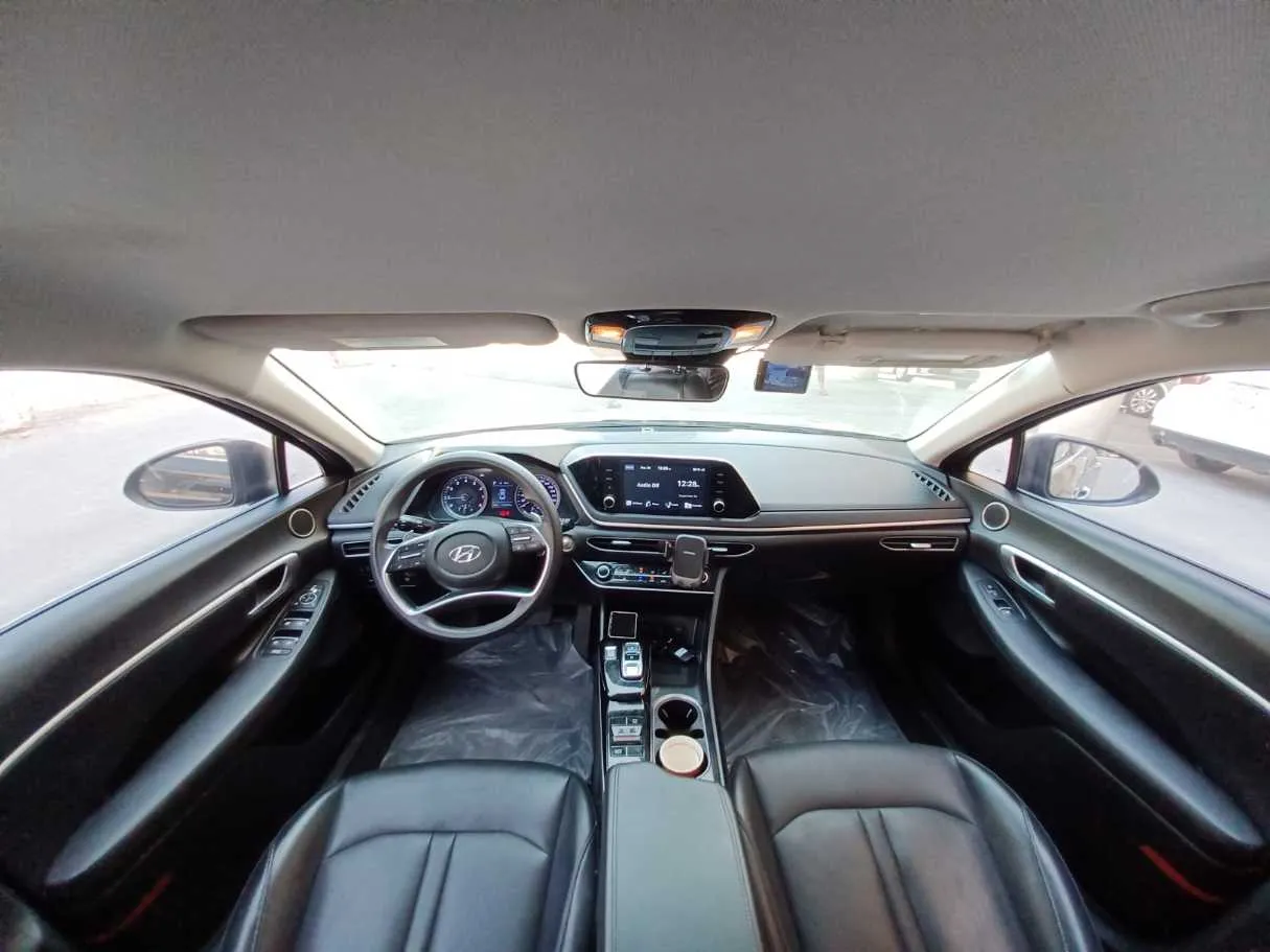 Car image 12